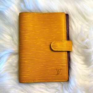 LOUIS VUITTON 
Epi Small Ring Agenda Cover